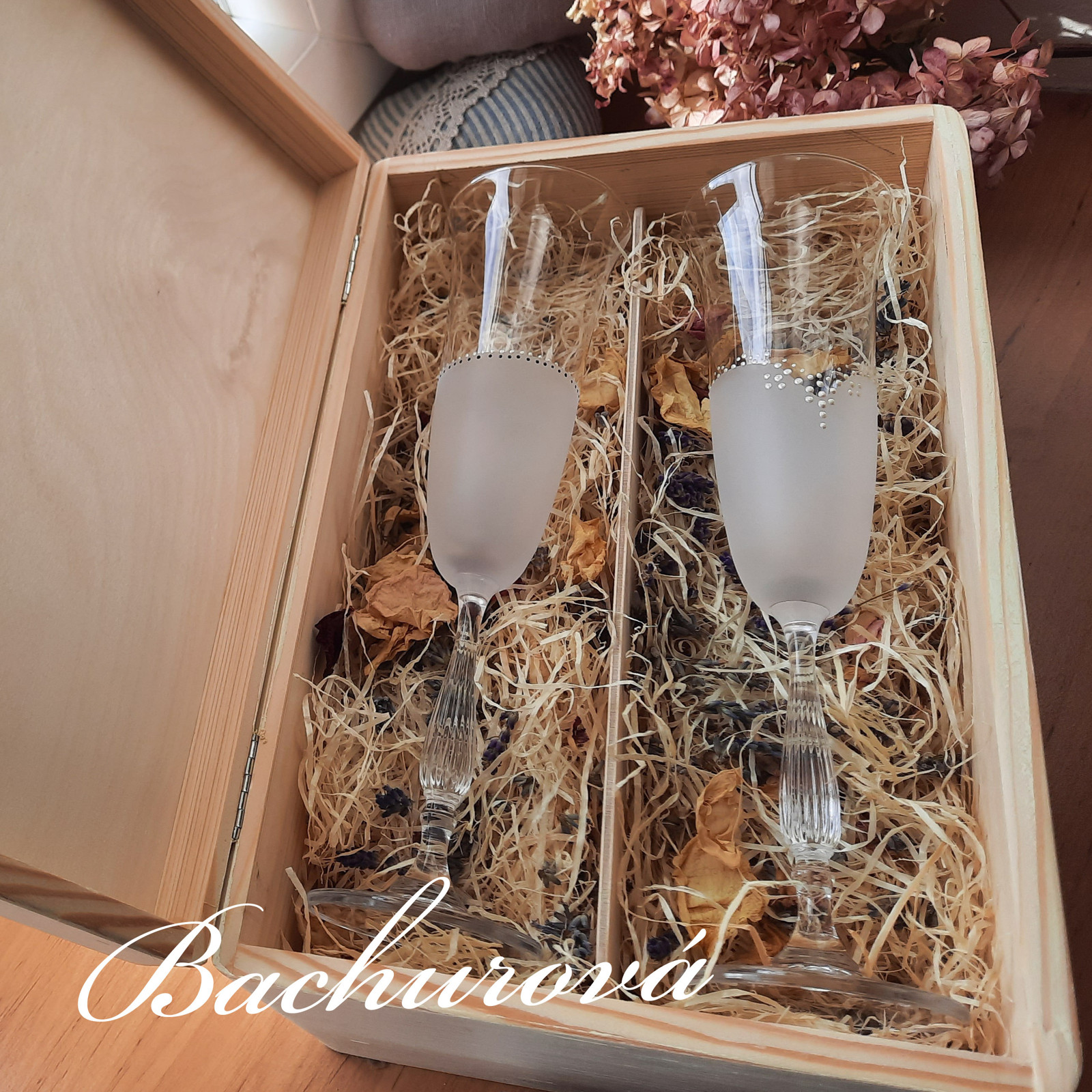 Dárkové krabice na svatební skleničky