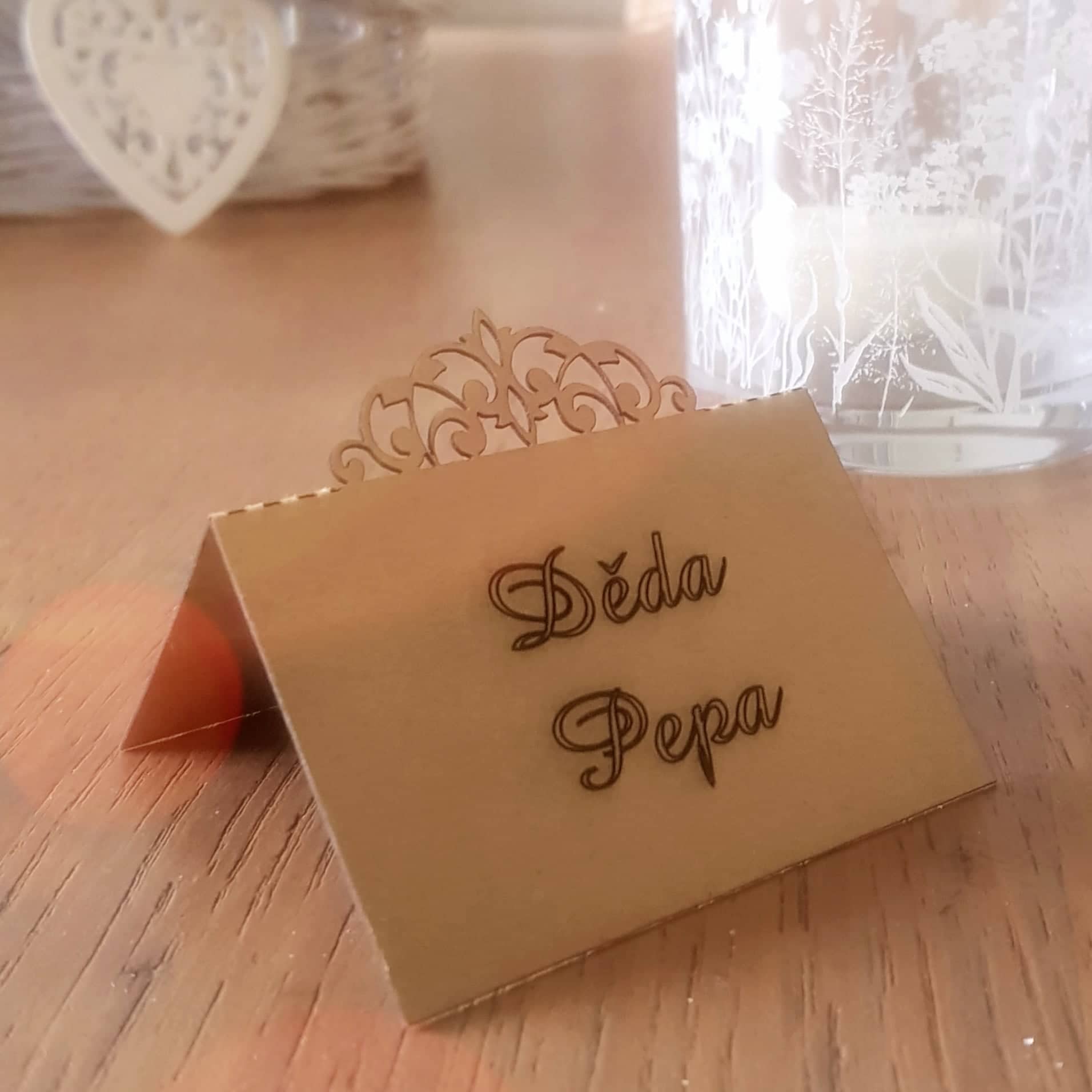 Jmenovky na svatební tabuli