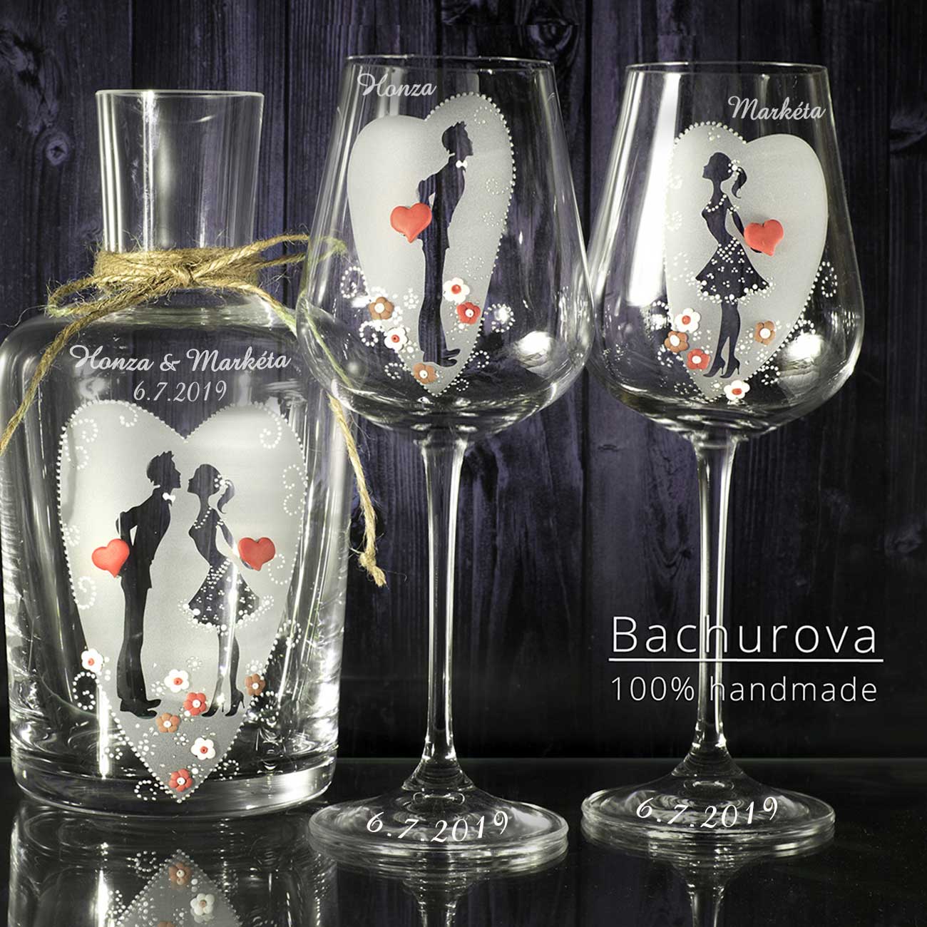 Svatební skleničky a karafa na víno