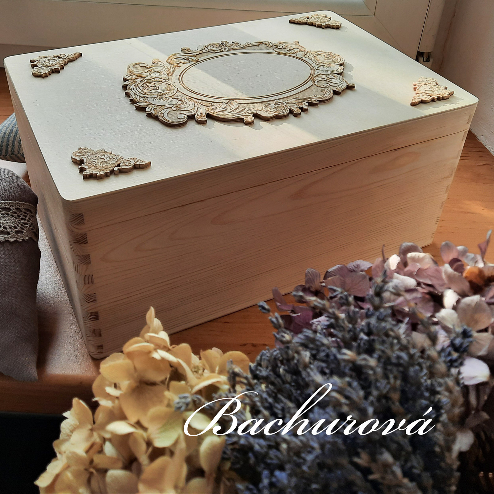 Dárková dřevěná krabice na skleničky s gravítováním